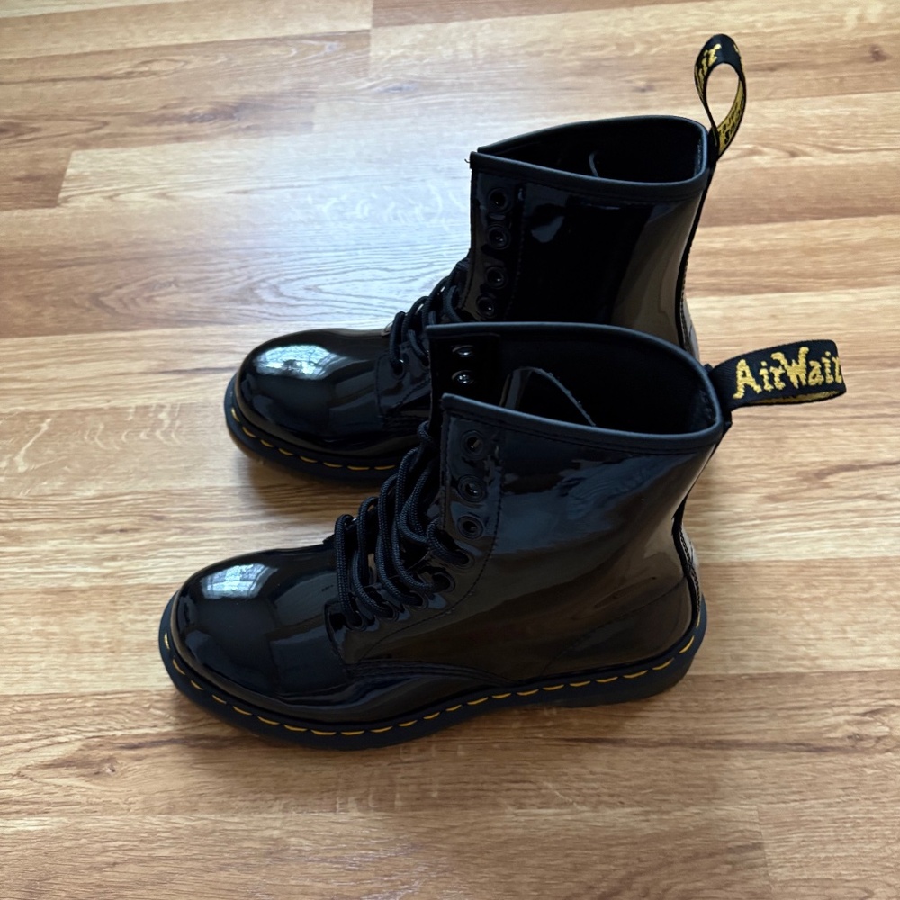 NWOT Dr. Martens Women’s 1460 Patent Leather Lace Up 8 Eye Boots